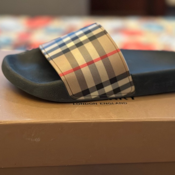 Burberry slides certificate of authentication included. - Picture 2 of 5